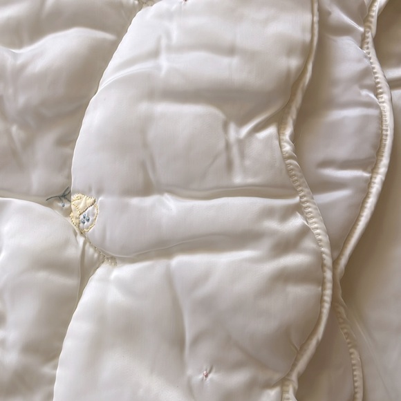 Vintage 1970s Elegant Cream Pastel Appliqué Embroidered Crib Quilt - Picture 6 of 7